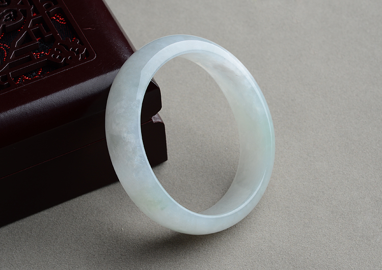 (超值推荐)冰种略飘花贵妃镯（54.5mm-47.8mm）