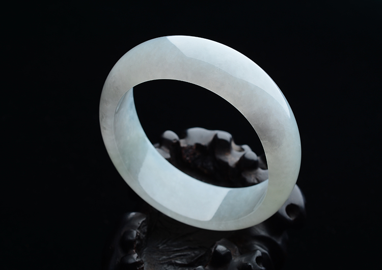 (超值推荐)冰种略飘花贵妃镯（54.5mm-47.8mm）