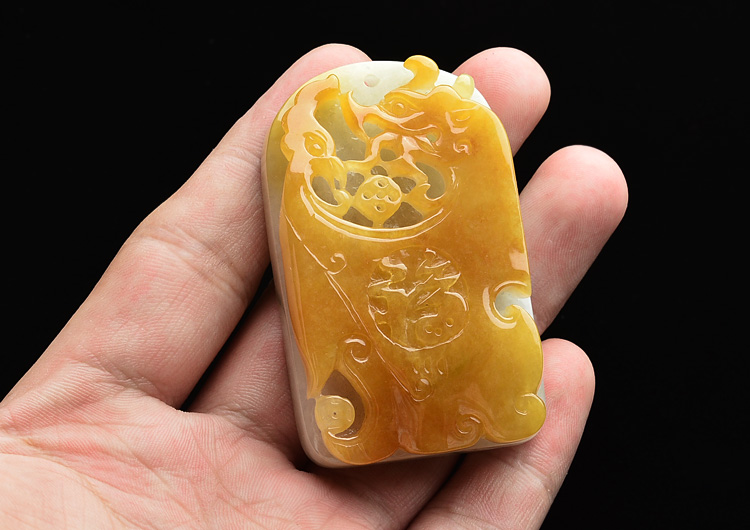 (超值推荐)糯冰种黄翡略飘花仿古龙凤牌挂件