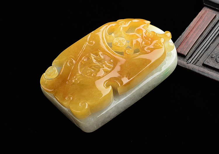 (超值推荐)糯冰种黄翡略飘花仿古龙凤牌挂件