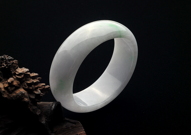 糯冰种春带彩贵妃镯(53.5mm-46.7mm)