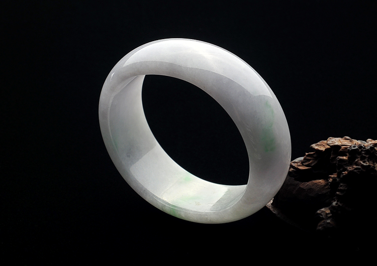 糯冰种春带彩贵妃镯(53.5mm-46.7mm)
