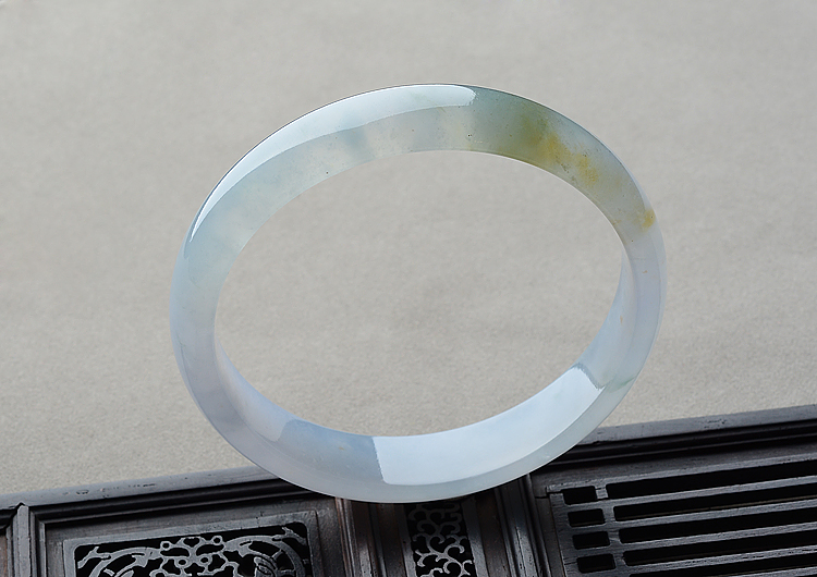 (超值推荐)冰种晴水略飘黄翡手镯（63.2mm）