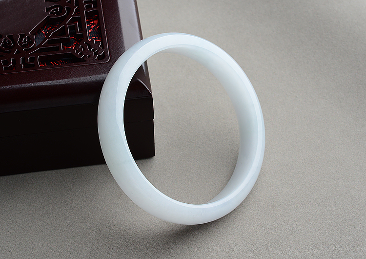 (超值推荐)糯冰种白色手镯（63.8mm）