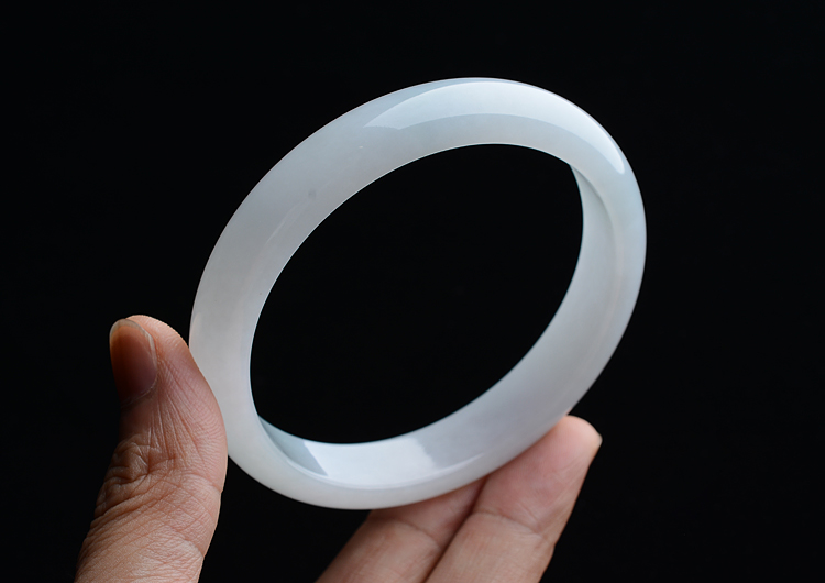 (超值推荐)糯冰种白色手镯（63.8mm）