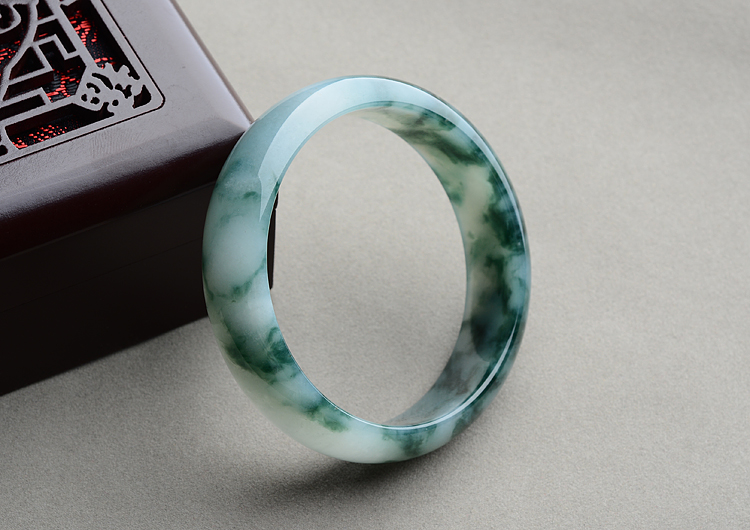 (超值推荐)糯冰种飘蓝花手镯（56.8mm）