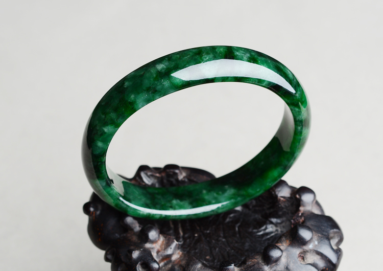 (超值推荐)糯冰种癣加绿贵妃镯(56mm-49.2mm)