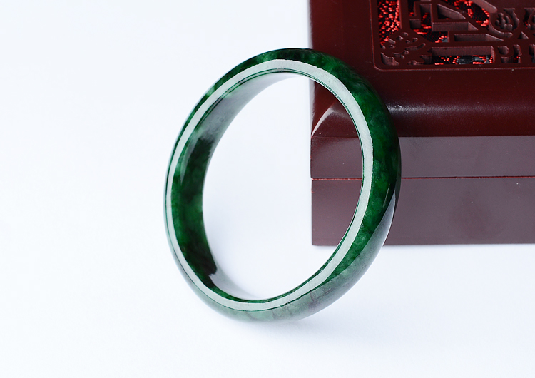 (超值推荐)糯冰种癣加绿贵妃镯(56mm-49.2mm)
