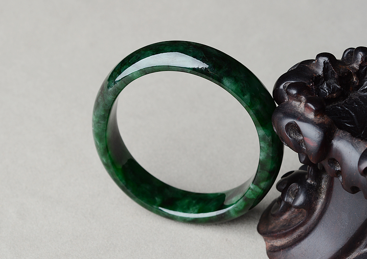(超值推荐)糯冰种癣加绿贵妃镯(56mm-49.2mm)