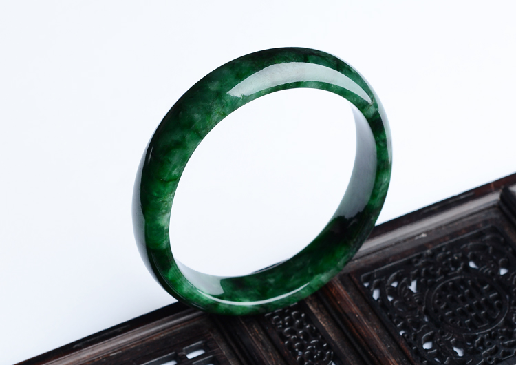 (超值推荐)糯冰种癣加绿贵妃镯(56mm-49.2mm)