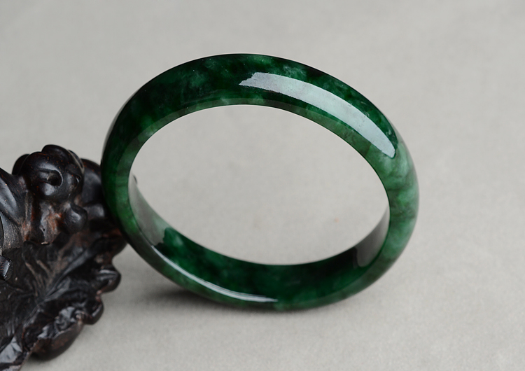 (超值推荐)糯冰种癣加绿贵妃镯(56mm-49.2mm)