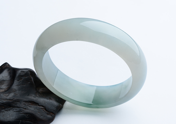 (超值推荐)糯冰种晴水略飘花手镯（57mm）