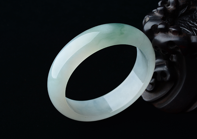 (超值推荐)糯冰种晴水略飘花手镯（57mm）