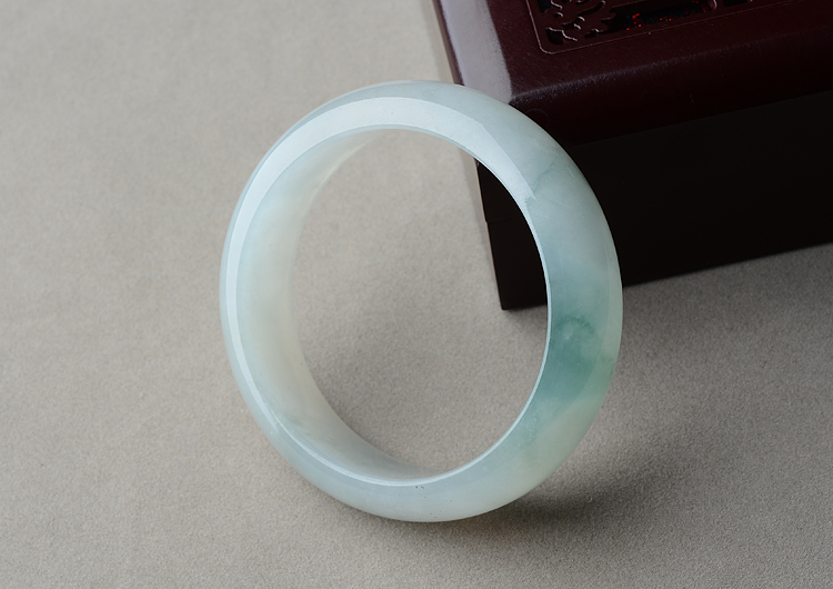 (超值推荐)糯冰种晴水略飘花手镯（57mm）