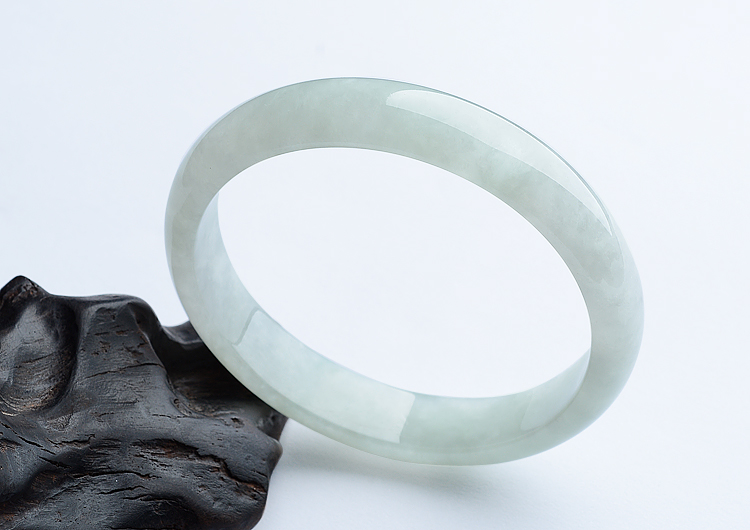 (超值推荐)糯冰种淡晴水手镯（58mm）