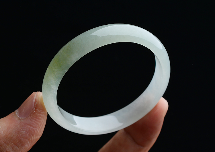 (超值推荐)糯冰种晴水略飘黄翡贵妃镯（54.6mm-47.1mm）