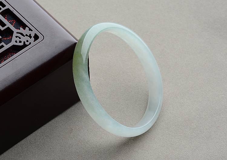 (超值推荐)糯冰种晴水略飘黄翡贵妃镯（54.6mm-47.1mm）