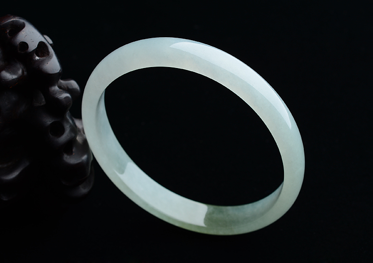 (超值推荐)糯冰种晴水略飘黄翡贵妃镯（54.6mm-47.1mm）
