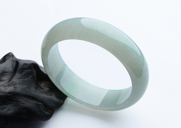 (超值推荐)糯冰种晴水略飘翠手镯（55.7mm）
