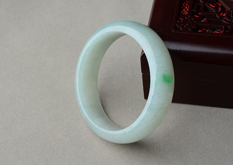 (超值推荐)糯冰种晴水略飘翠手镯（55.7mm）