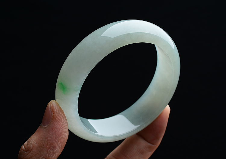 (超值推荐)糯冰种晴水略飘翠手镯（55.7mm）