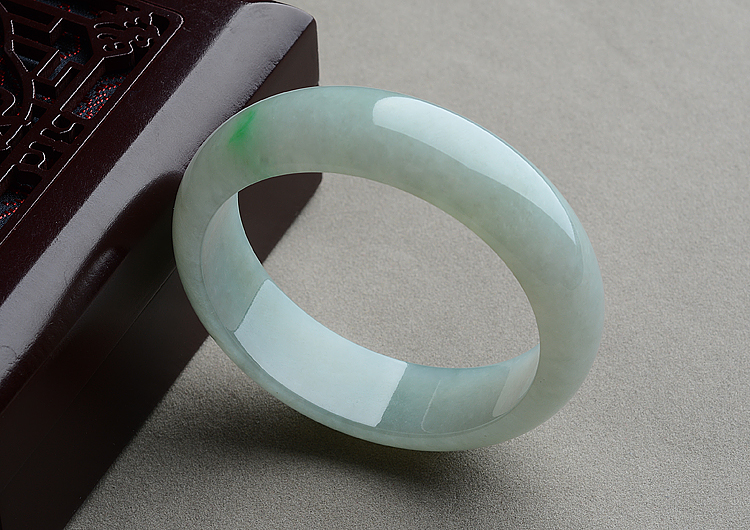 (超值推荐)糯冰种晴水略飘翠手镯（55.7mm）