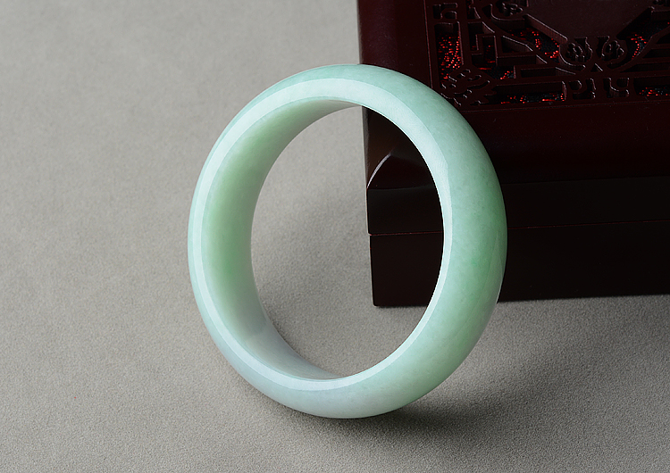 (超值推荐)糯冰种淡春带彩手镯（60mm）