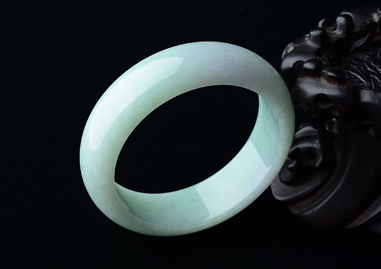 (超值推荐)糯冰种淡春带彩手镯（60mm）