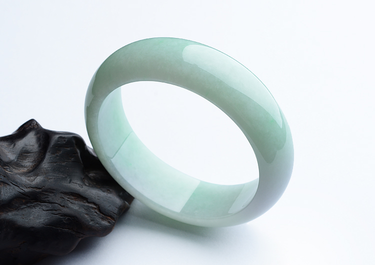 (超值推荐)糯冰种淡春带彩手镯（60mm）