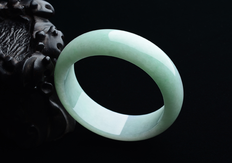 (超值推荐)糯冰种淡春带彩手镯（60mm）
