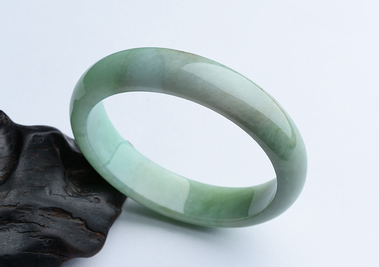 (超值推荐)糯冰种淡豆色手镯（56mm）