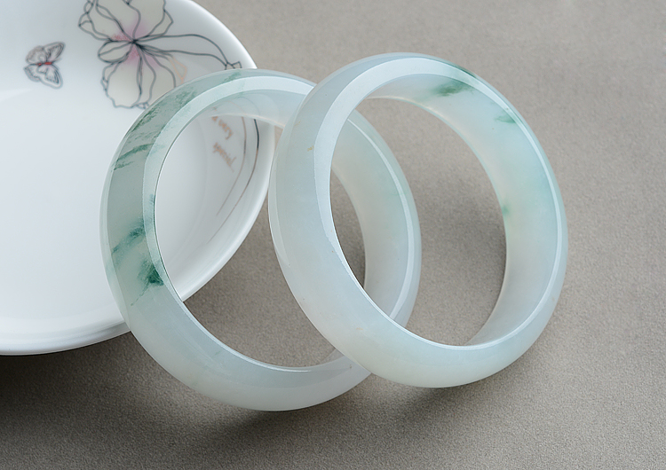 (超值推荐)冰种飘花手镯（56.2mm/55mm）(一对)