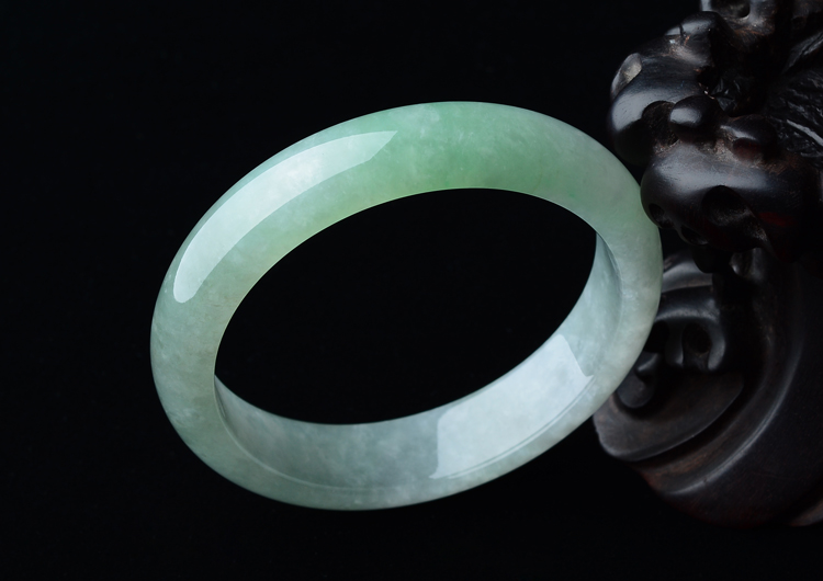 (超值推荐)糯冰种晴水略飘翠手镯（55.3mm）