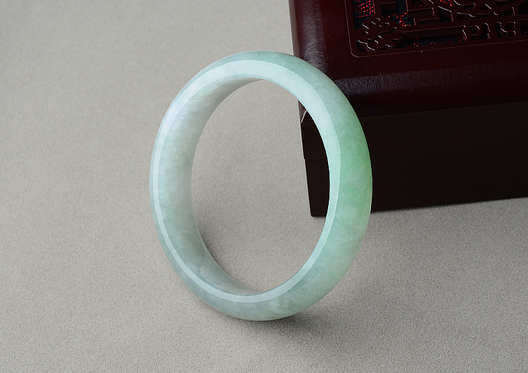 (超值推荐)糯冰种晴水略飘翠手镯（55.3mm）