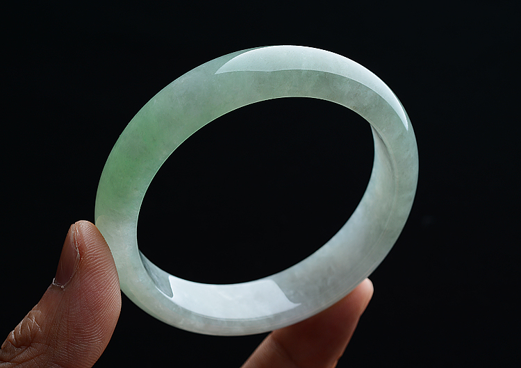 (超值推荐)糯冰种晴水略飘翠手镯（55.3mm）