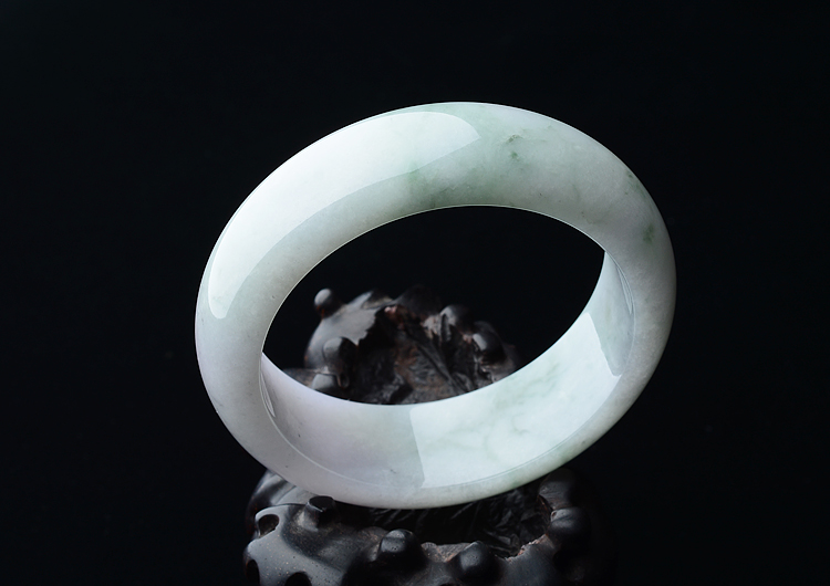 (超值推荐)糯冰种春带彩手镯（56.3mm）