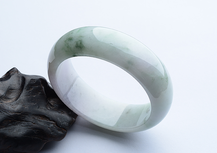 (超值推荐)糯冰种春带彩手镯（56.3mm）