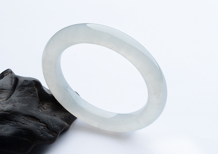 (超值推荐)冰种无色圆条手镯（52.6mm）