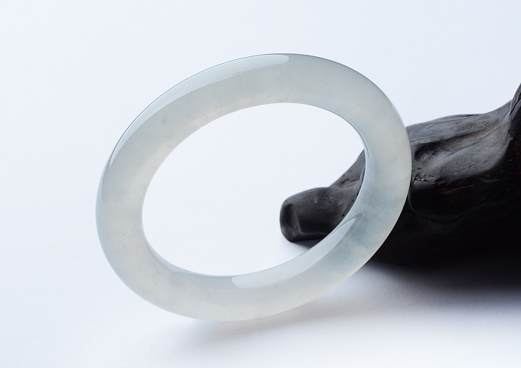 (超值推荐)冰种无色圆条手镯（52.6mm）