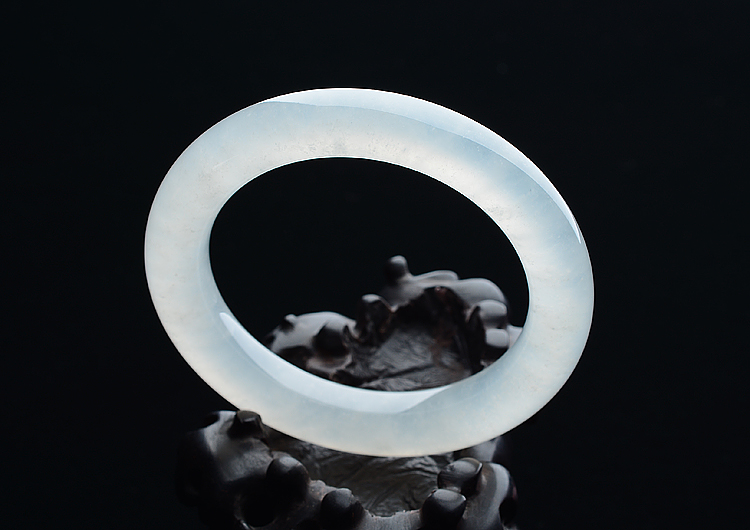 (超值推荐)冰种无色圆条手镯（52.6mm）