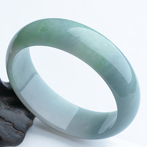 (超值推荐)糯冰种淡春带彩手镯（54.8mm）