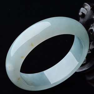 (超值推荐)糯冰种晴水略飘黄翡手镯（58.5mm）