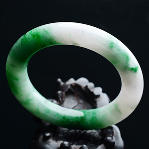 (超值推荐)糯冰种春带彩圆条手镯（56.8mm）