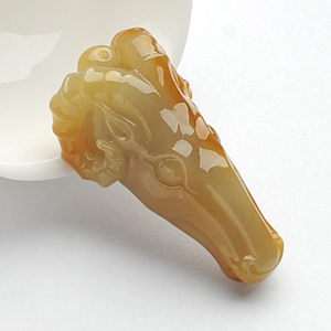 糯冰种褐黄翡羊头挂件