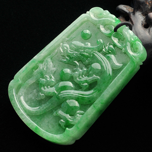 糯冰种翠色龙牌挂件