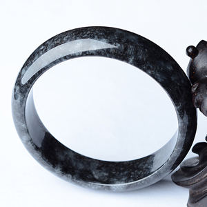 (超值推荐)糯冰种/乌鸡种手镯（59.3mm）