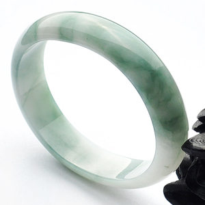 糯冰种飘花贵妃镯(55.2mm-47.6mm)