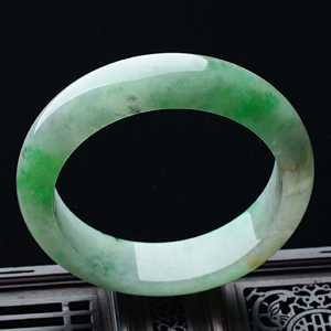 (超值推荐)糯冰种飘绿花略带黄翡手镯（57.6mm）