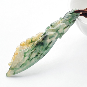 冰种飘花玉刀挂件