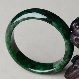 (超值推荐)糯冰种癣加绿贵妃镯(56mm-49.2mm)